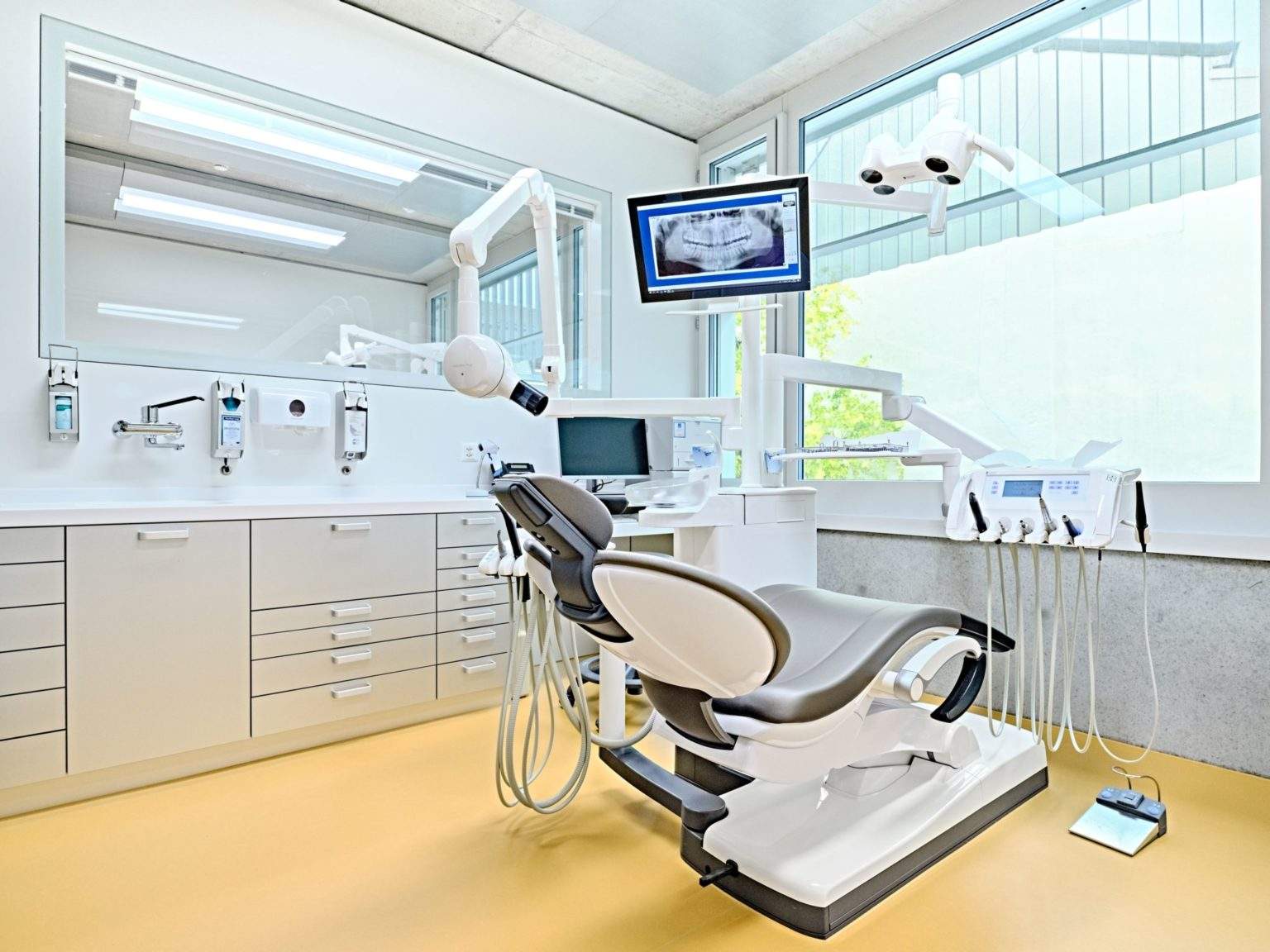A businessman injured by Swiss dentists is going to sue the Eram Dental Health Clinic